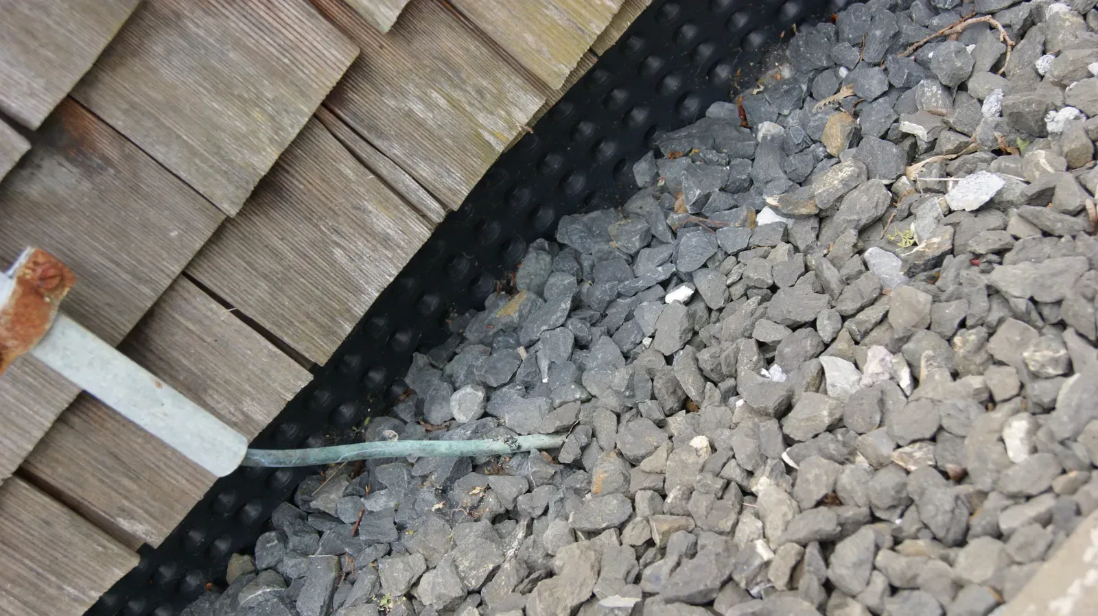 Lightning protection conductors running down the walls and roof edge of a modern commercial building
