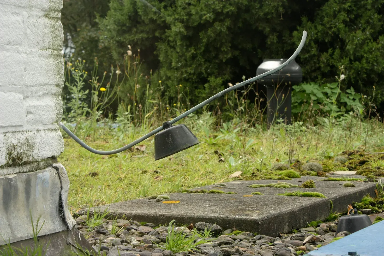 Lightning protection down conductor running from a building wall to its ground connection