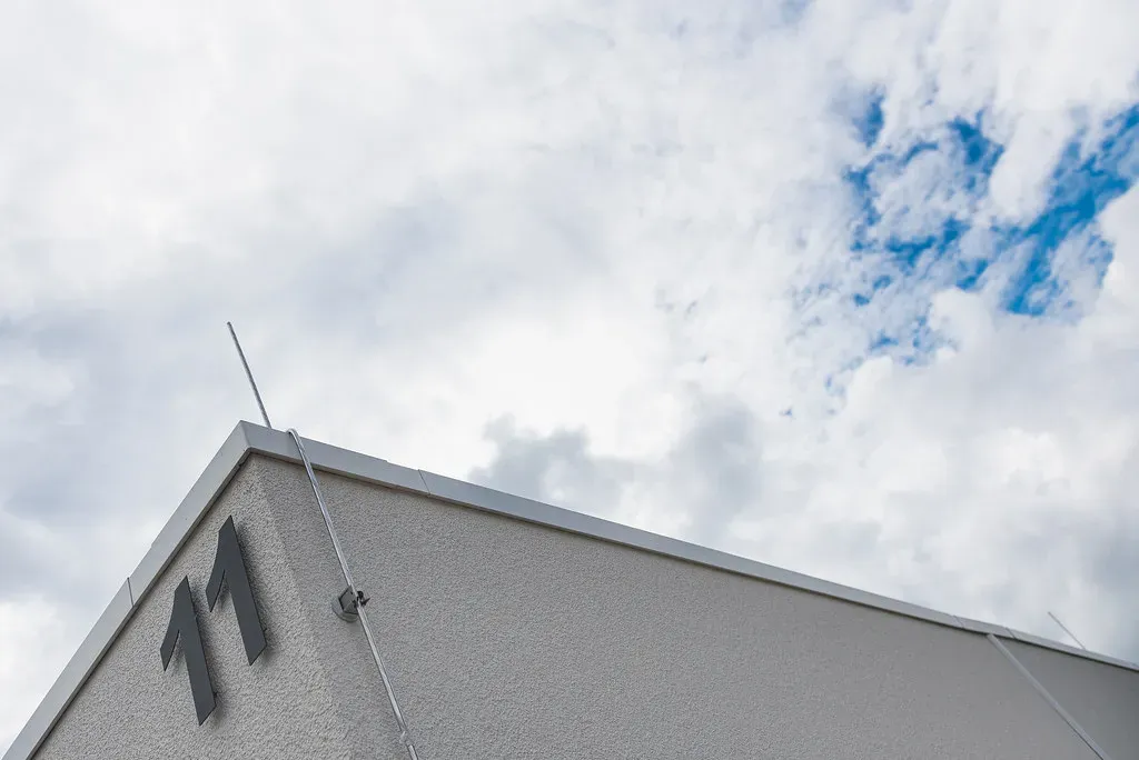 Lightning protection conductors and an air terminal along the roof edge of a building